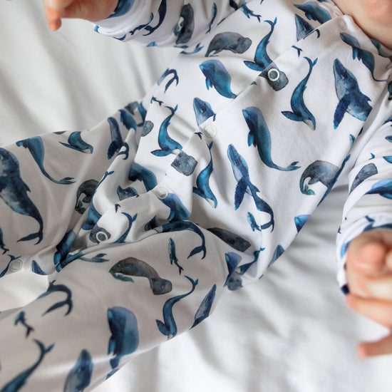 Laden Sie das Bild in den Galerie-Viewer, Whale print cotton sleepsuit
