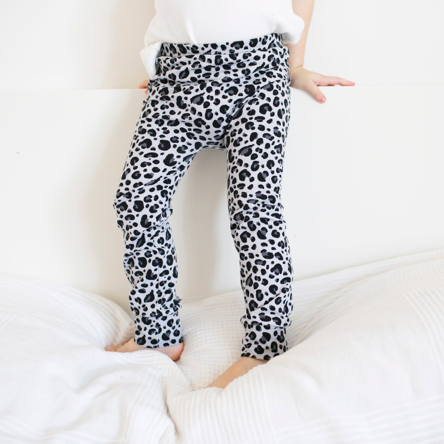 Load image into Gallery viewer, Grey Leopard Leggings
