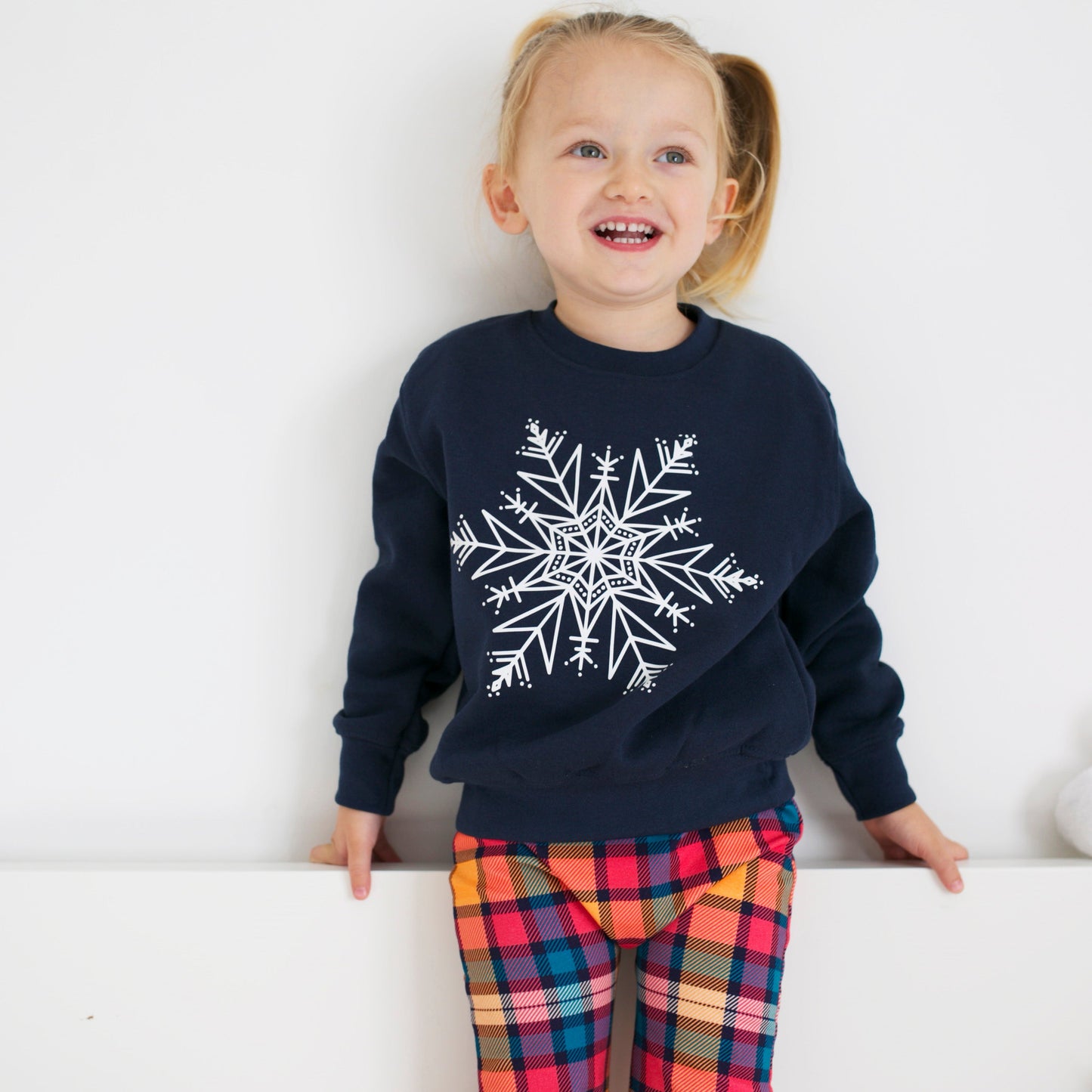Charger l&amp;#39;image dans la galerie, White snowflake Navy sweater
