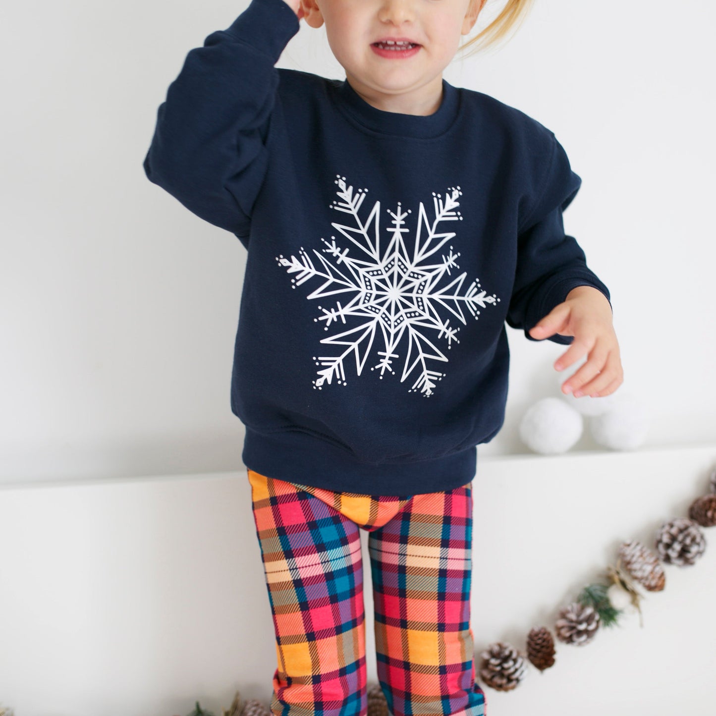 Charger l&amp;#39;image dans la galerie, White snowflake Navy sweater
