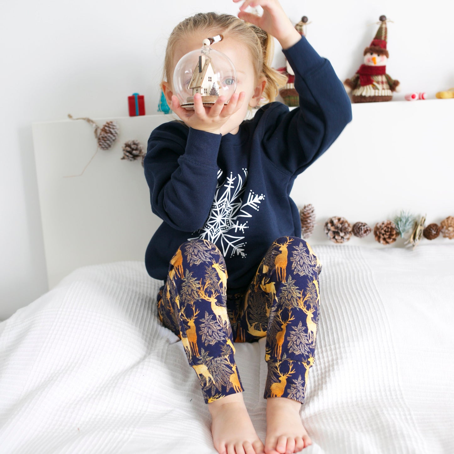 Load image into Gallery viewer, Golden Stag Print Leggings
