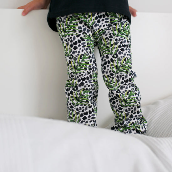 Load image into Gallery viewer, Leafy Leopard Print Leggings
