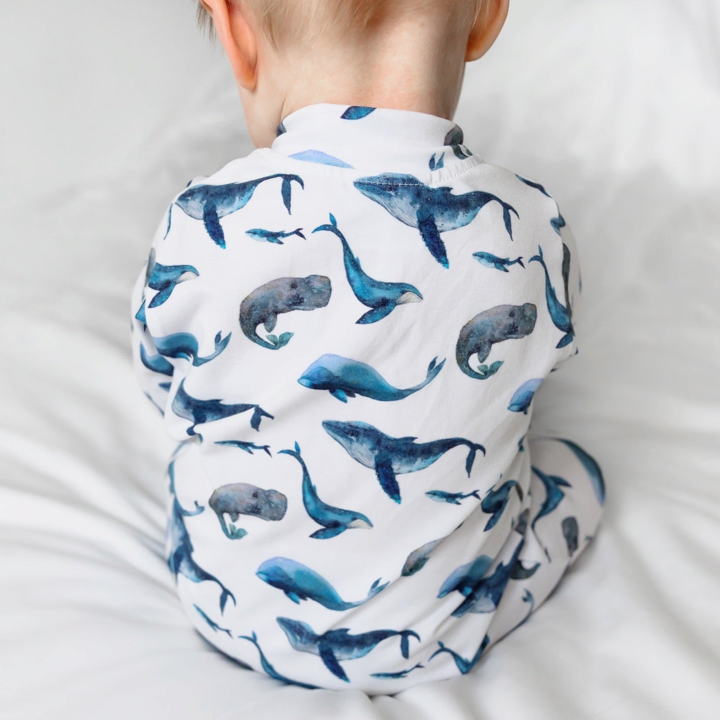 Laden Sie das Bild in den Galerie-Viewer, Whale print cotton sleepsuit
