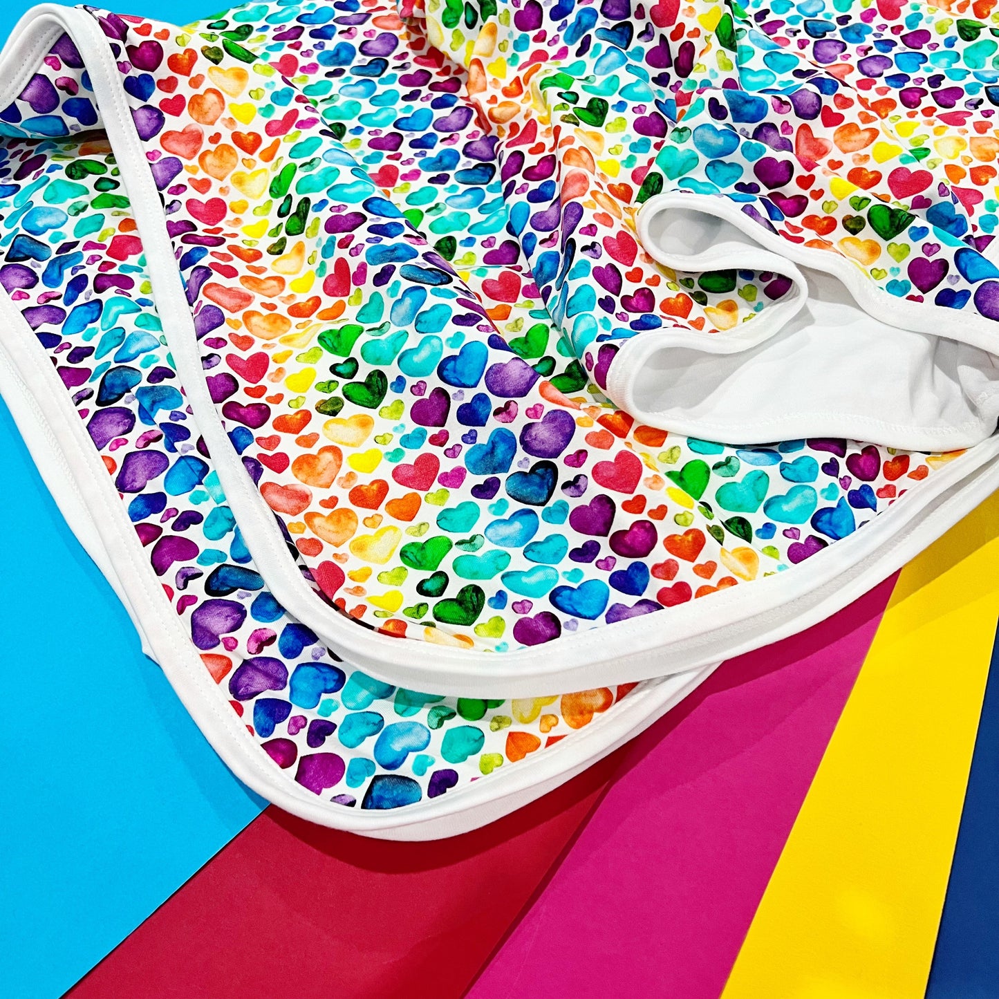 Carregar imagem no visualizador da galeria, Rainbow Heart Print Blanket
