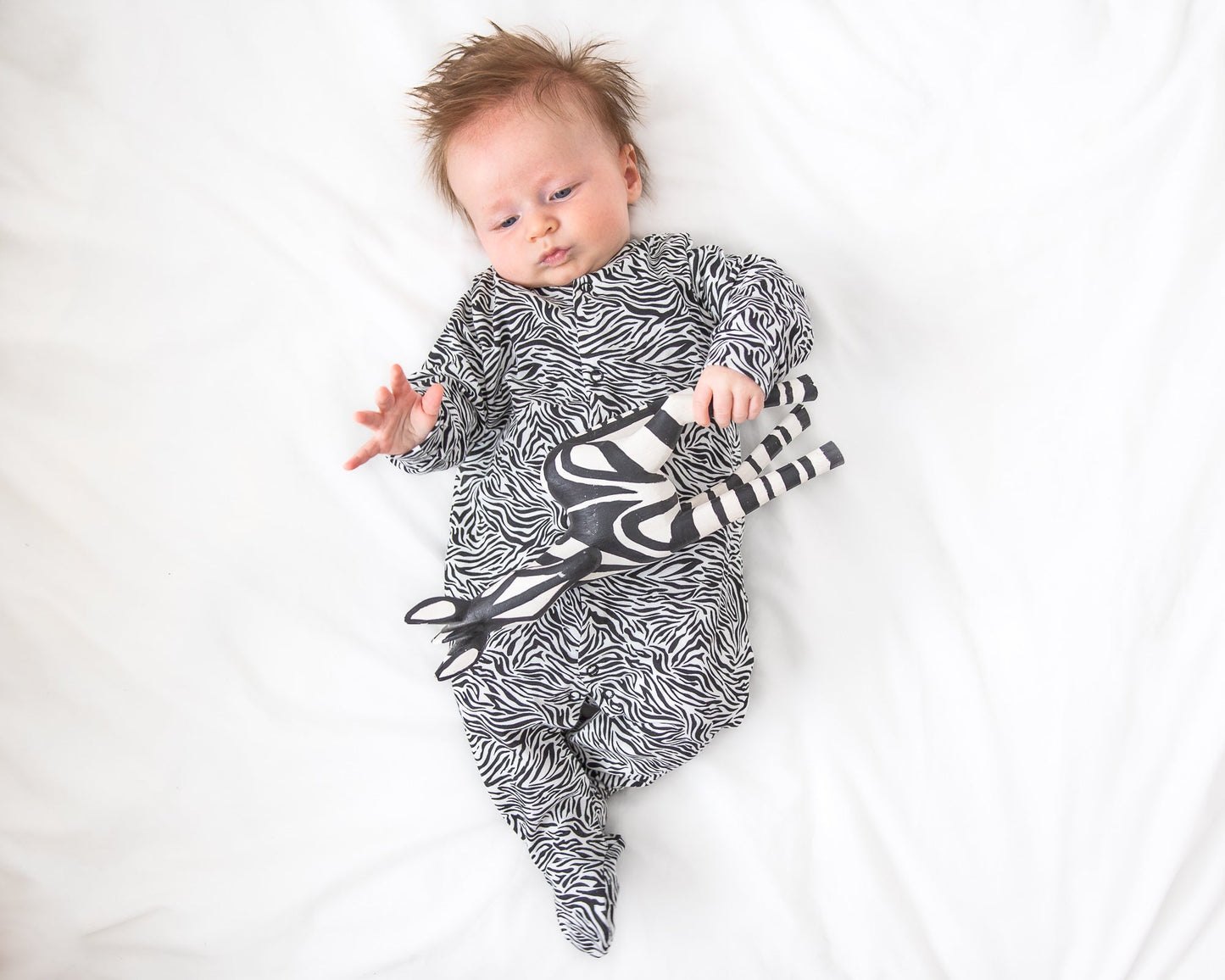 Laden Sie das Bild in den Galerie-Viewer, Mono Zebra Print Cotton Sleepsuit
