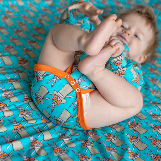 Laden Sie das Bild in den Galerie-Viewer, Magic Bunny Print Baby Vest
