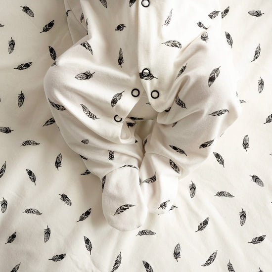 Carregar imagem no visualizador da galeria, Feather Print Cotton Sleepsuit
