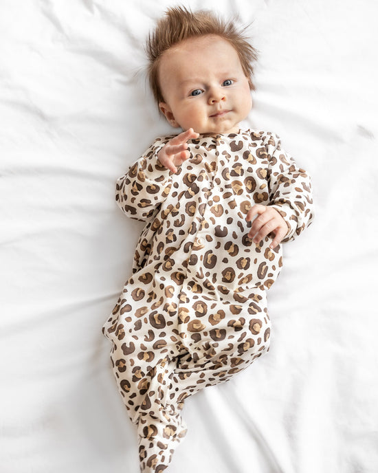 Cargar imagen en el visor de la galería, Milk Leopard Print Cotton Sleepsuit
