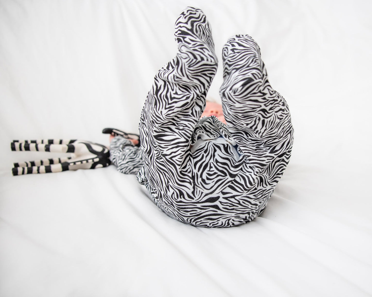 Charger l&amp;#39;image dans la galerie, Mono Zebra Print Cotton Sleepsuit
