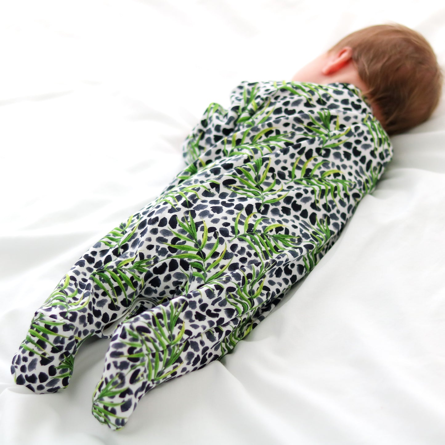 Cargar imagen en el visor de la galería, Leafy Leopard Cotton Sleepsuit
