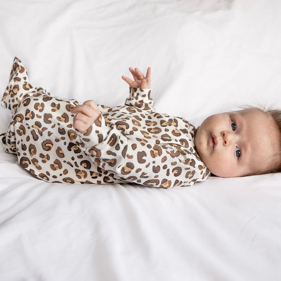 Laden Sie das Bild in den Galerie-Viewer, Milk Leopard Print Cotton Sleepsuit
