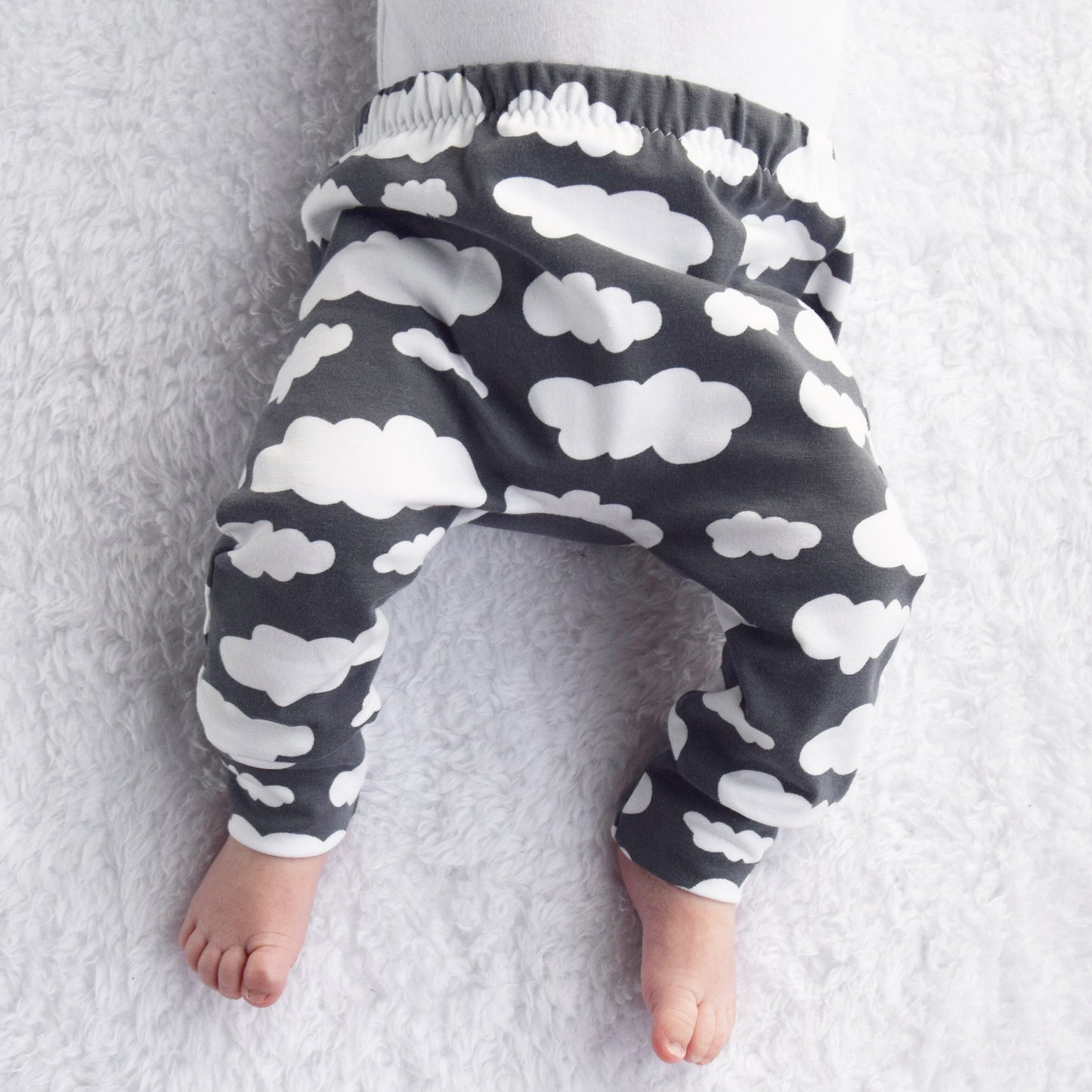 Carregar imagem no visualizador da galeria, Grey Cloud Print Baby Leggings - Fred &amp;amp; Noah
