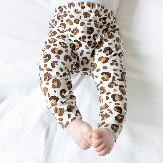 Load image into Gallery viewer, Milk Leopard Leggings
