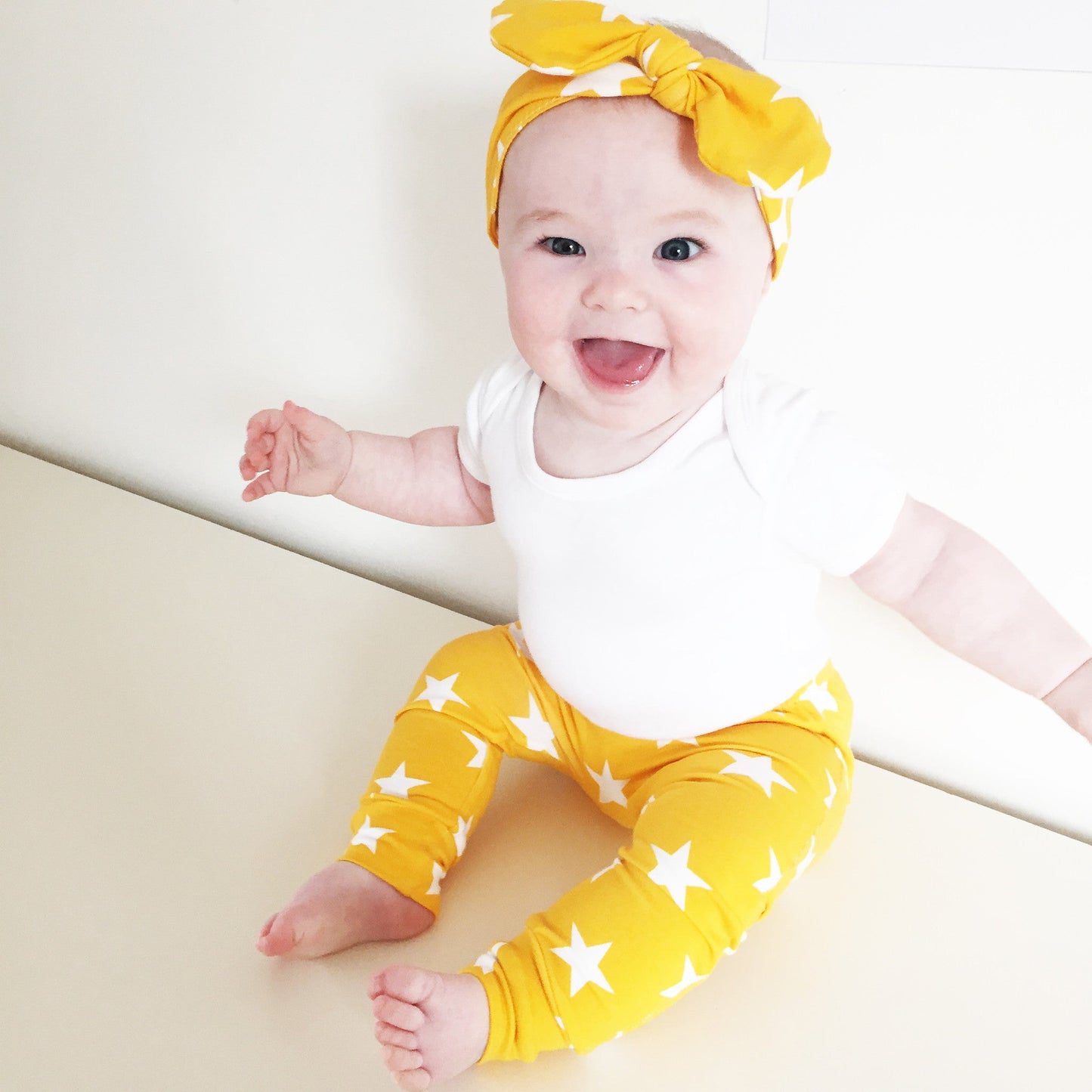 Laden Sie das Bild in den Galerie-Viewer, Yellow star Print Baby Leggings - Fred &amp;amp; Noah
