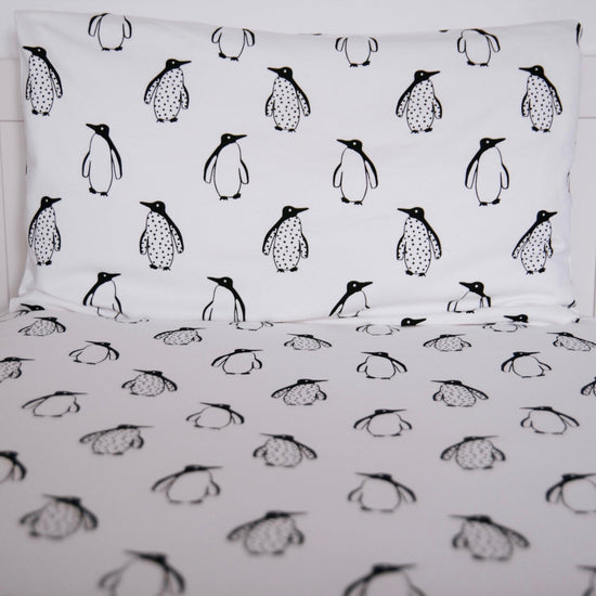 Load image into Gallery viewer, Penguin Single size Duvet set - Fred &amp;amp; Noah
